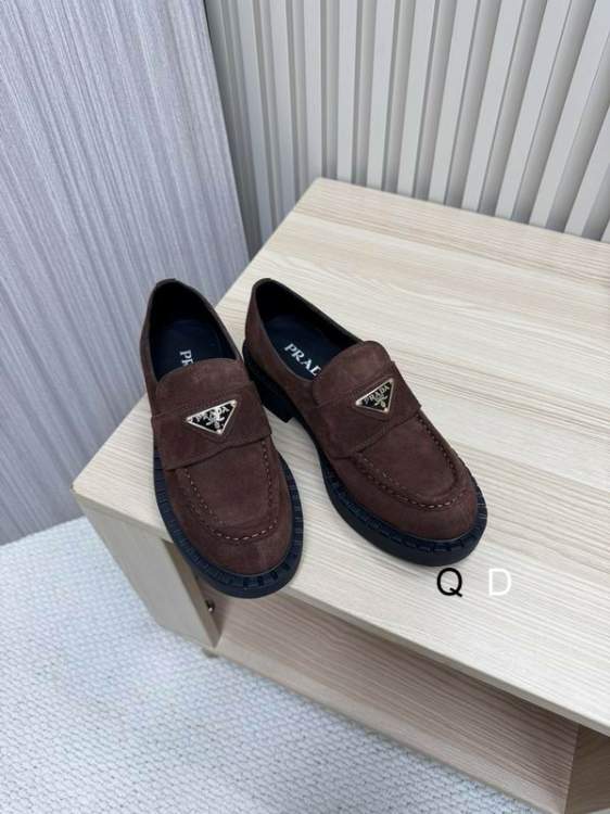 Picture of Prada Shoes _SKUPradasz35-40GDT100118767